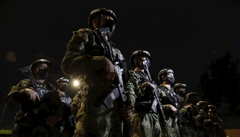 Imagen de escuadrón militar en Bogotá.