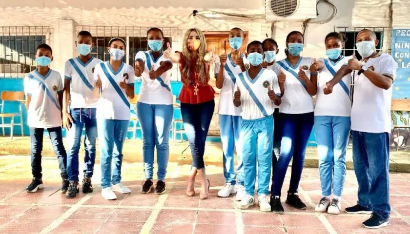 La viceministra de Talento y Apropiación Social del Conocimiento, Ana María Aljure, y el docente y los estudiantes de Gambote.