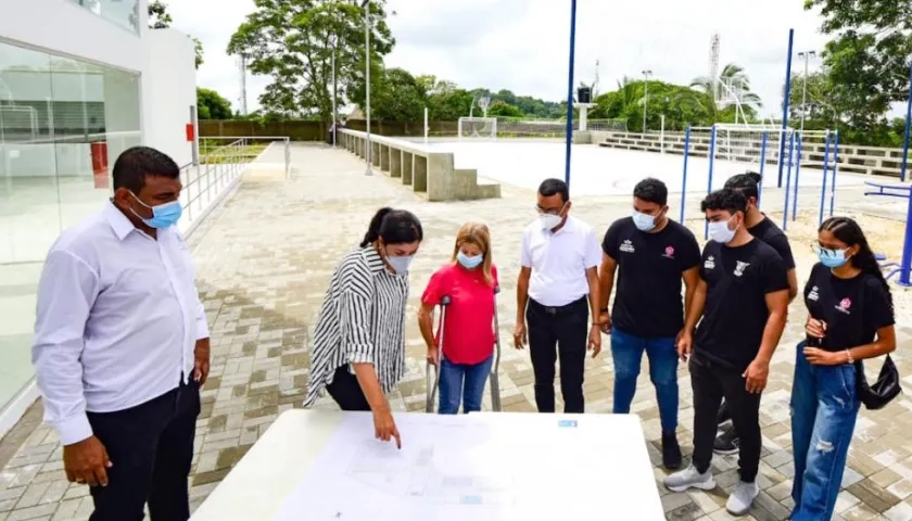 La Gobernadora Elsa Noguera y la Secretaria de Infraestructura, Nury Logreira, supervisando el proyecto.