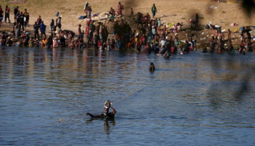 Un migrante cruza el río Bravo entre Estados Unidos y México, cerca de Del Río, Texas.