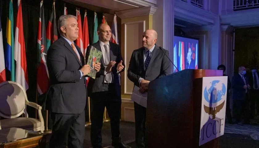 Iván Duque y representantes de Rainforest Trust.