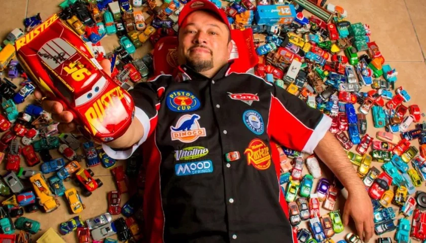 El arquitecto Jorge Arias posa con su colección de Cars, en México.