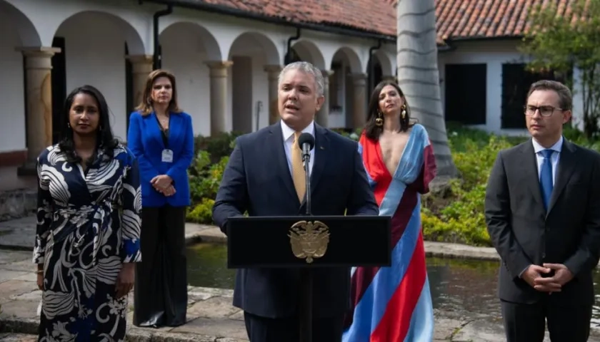Presidente Duque, al centro, en su visita a la Feria Internacional de Arte de Bogotá, ARTBO 2021.