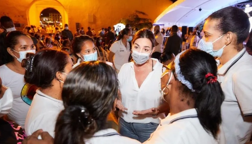La directora del ICBF, Lina Arbeláez, dialoga con jóvenes en Cartagena.