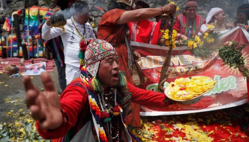 Chamanes y curanderos realizan un ritual.