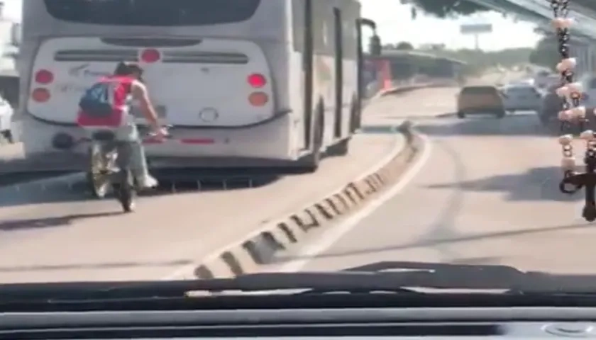 Momento en que el ciudadano va andando con su bicicleta amarrada en un Transmetro. 