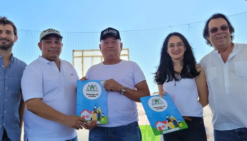 Entrega de título de propiedad de viviendas.