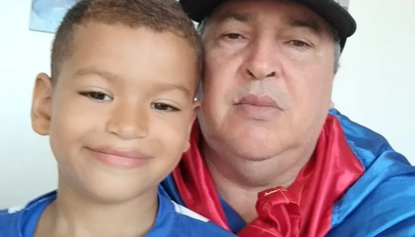 Juan Fernando con su abuelo Moisés De la Cruz 