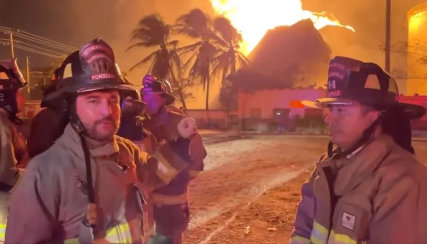 El alcalde Jaime Pumarejo en la zona de la emergencia en la Vía 40.