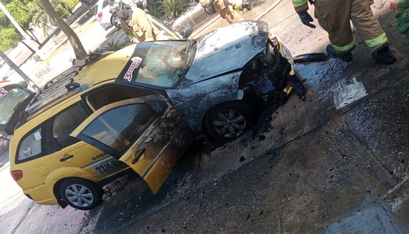 Taxi incendiado