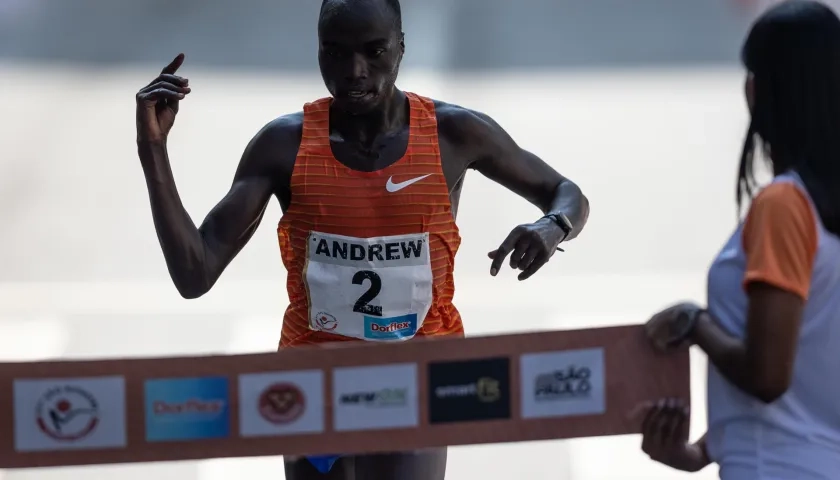 Andrew Rotich cruza la meta ubicada en la Avenida Paulista. 