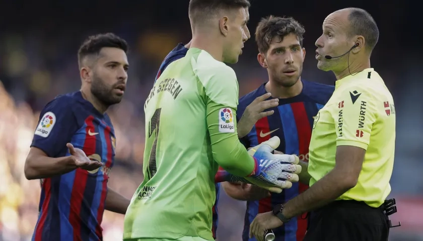 Ter Stegen, Jordi Alba y Sergi Roberto le protestan al árbitro Mateu Lahoz.