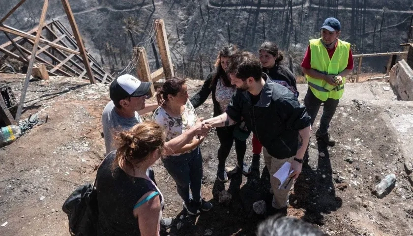 Gabriel Boric, presidente de Chile, dialoga con damnificados del incendio.