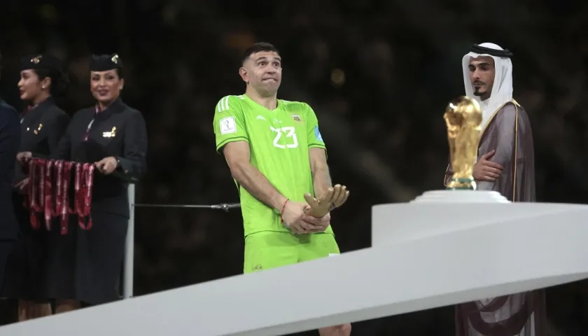 El portero Emiliano 'Dibu' Martinez pidió guardar un minuto de silencio por Mbappé.