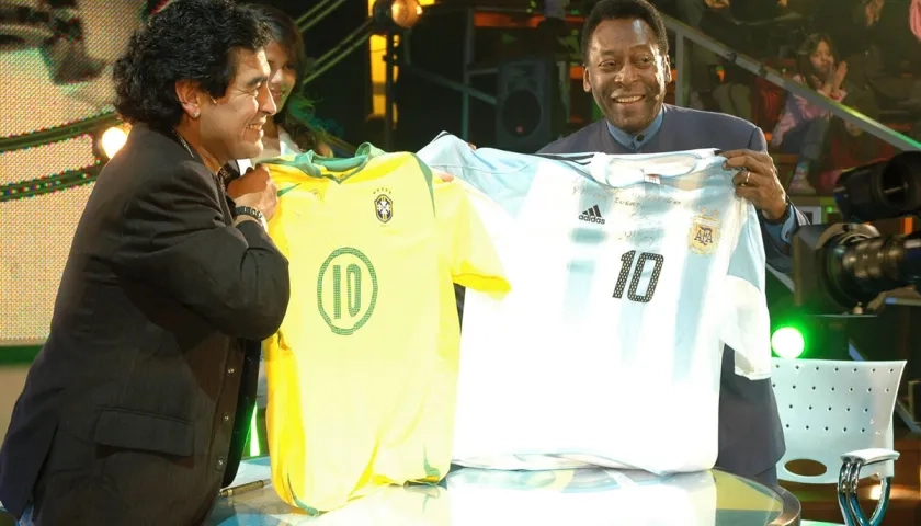 Maradona y Pelé intercambiaron camisetas de sus respectivas selecciones.