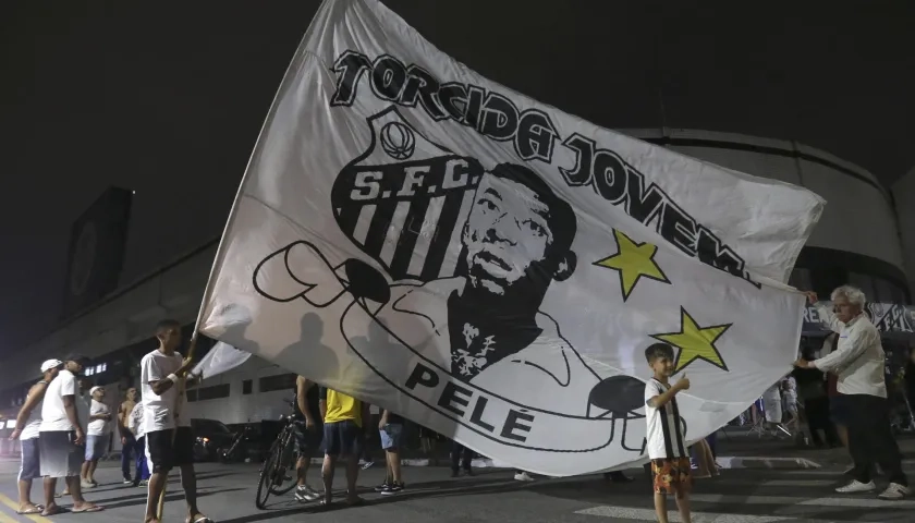 Aficionados del club Santos se concentran frente al estadio Urbano Caldeira en la Vila Belmiro, en la ciudad de Santos.