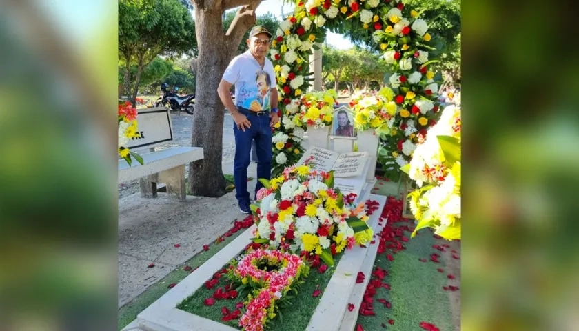 Joaquín Guillén este jueves en la tumba de su compadre Diomedes Díaz.