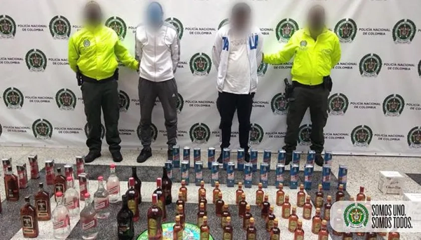 Licor adulterado decomisado por la Policía.