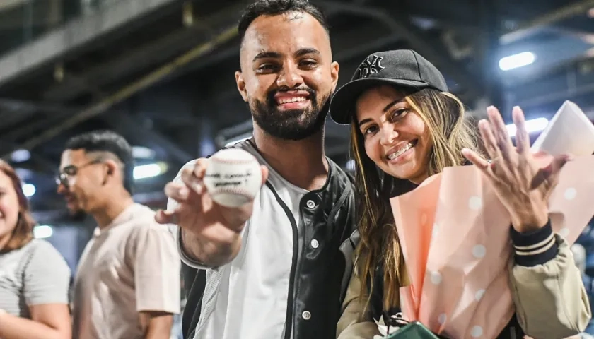 Breiner y Shirley con la pelota en la que fue escrita la propuesta de matrimonio.