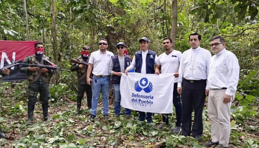 Momento en que el suboficial es entregado a una comisión de la iglesia y la Defensoría del Pueblo. 