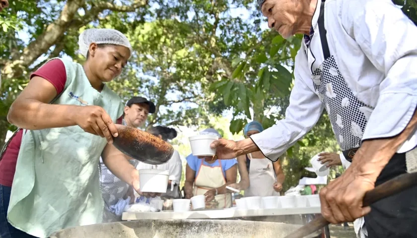 Preparación de las 'Ollas comunitarias' este martes en Magangué.