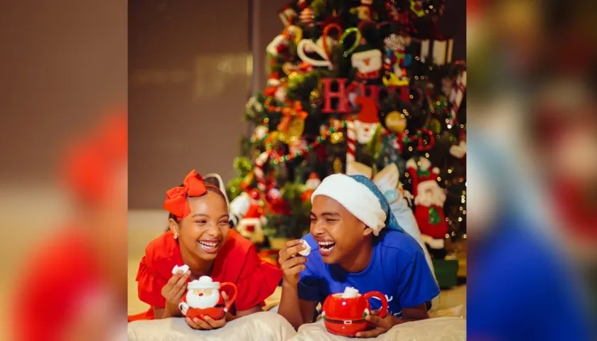 Tahiana Rentería y Diego Chelia junto al árbol de Navidad.