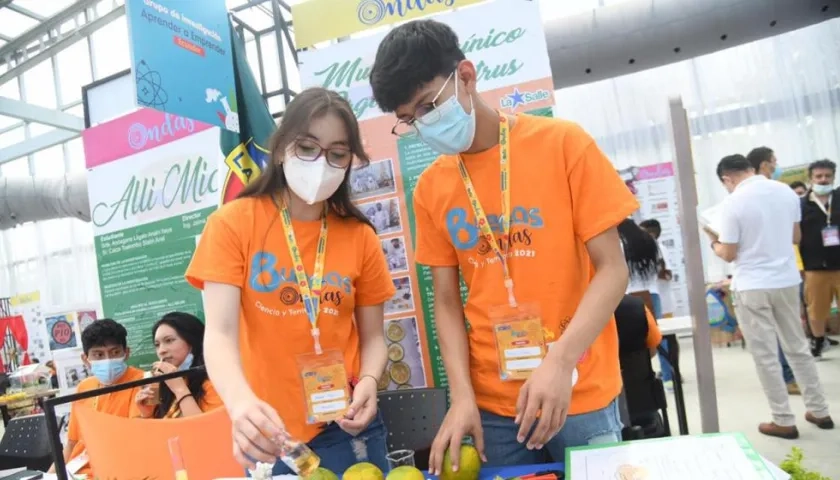 Ondas es una iniciativa que busca que los niños, niñas, adolescentes y jóvenes se interesen por la investigación y desarrollen actitudes y habilidades para la ciencia.