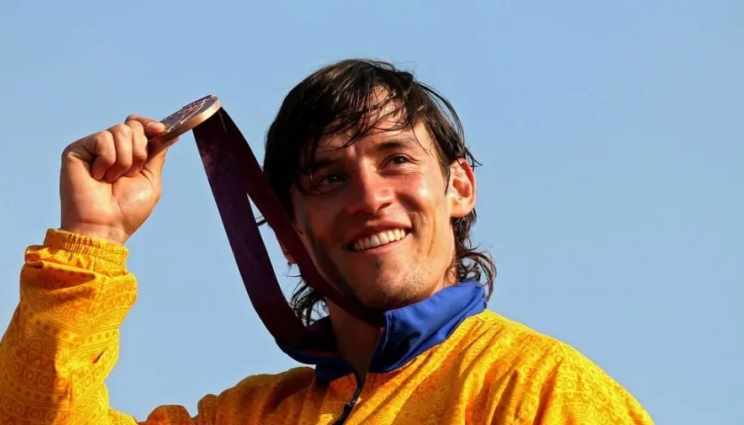 Carlos Mario Oquendo con su medalla de bronce olímpica. 