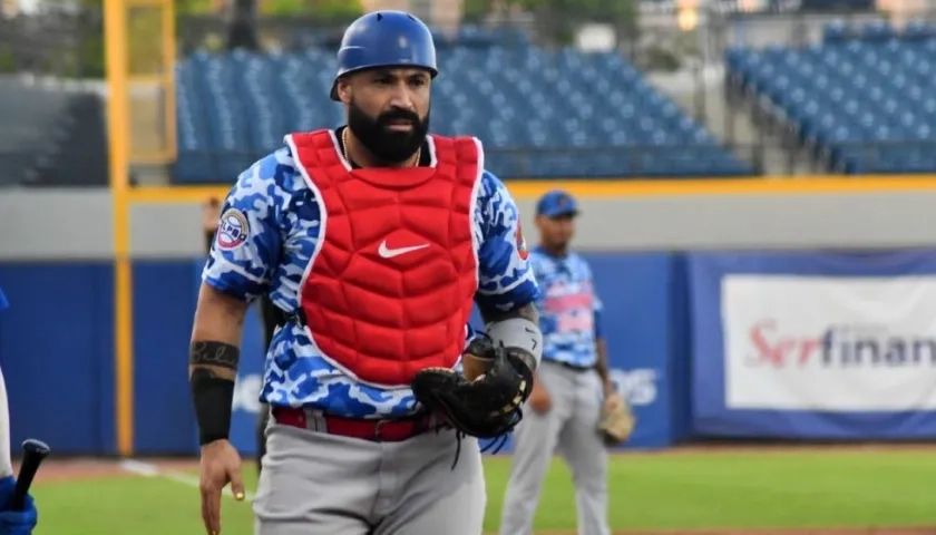 Sandy León dio dos batazos para impulsar la victoria de Caimanes. 