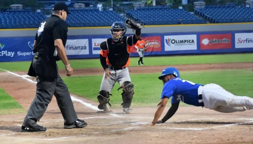 Meibrys Viloria anota ante el intento de Juan Zabala de ponerlo out. 