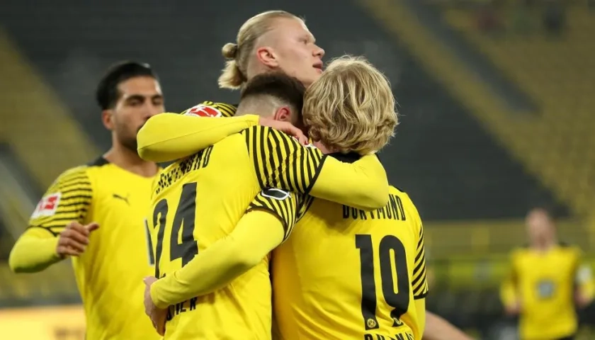 Erling Haaland celebra con sus compañeros. 