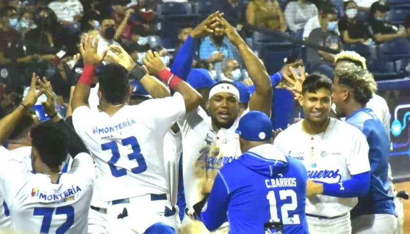 Vaqueros celebran la carrera del triunfo.