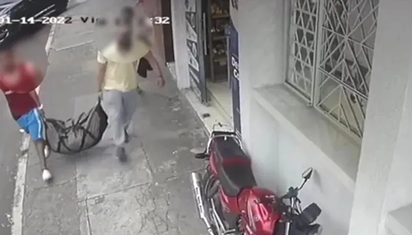 Imagen de video que muestra a quien sería el asesino cargando la maleta con el cuerpo.