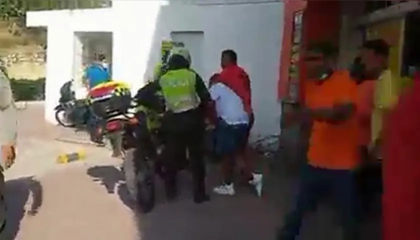 Momento de la captura de uno de los presuntos delincuentes.