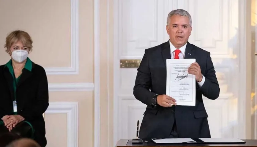 El Presidente Iván Duque tras la firma de la Ley.