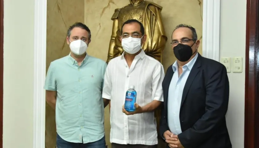 Antonio Acosta, director del Laboratorio de Virología de Unisimón, el rector de la Alma Máter, José Consuegra, y el odontólogo Enrique Jadad, coinventor de Xyntrus.