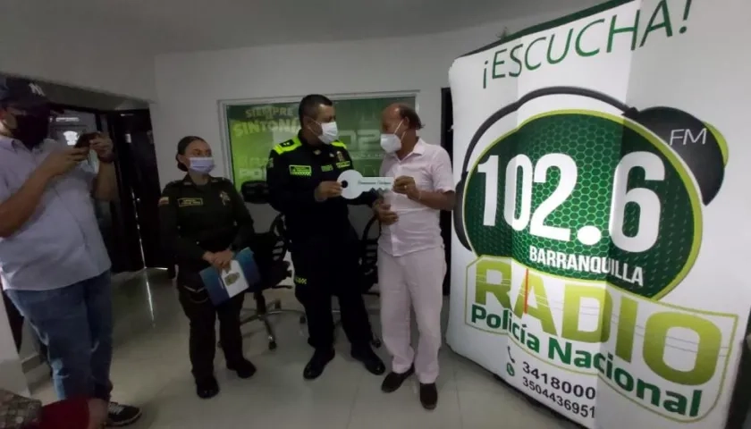 El periodista Manuel Pérez Fruto recibe la llave simbólica de la Oficina del Periodista en la Mebar,