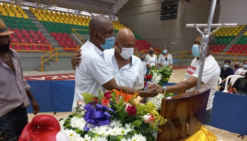 Antonio Cervantes y Eugenio Baena despiden a Bernardo Caraballo. 