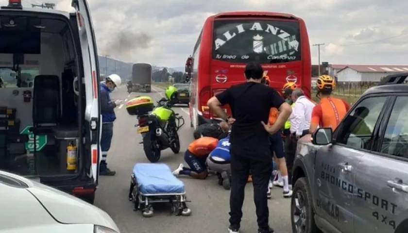 Egan Bernal se accidentó y es atendido en la Clínica de la Sabana.