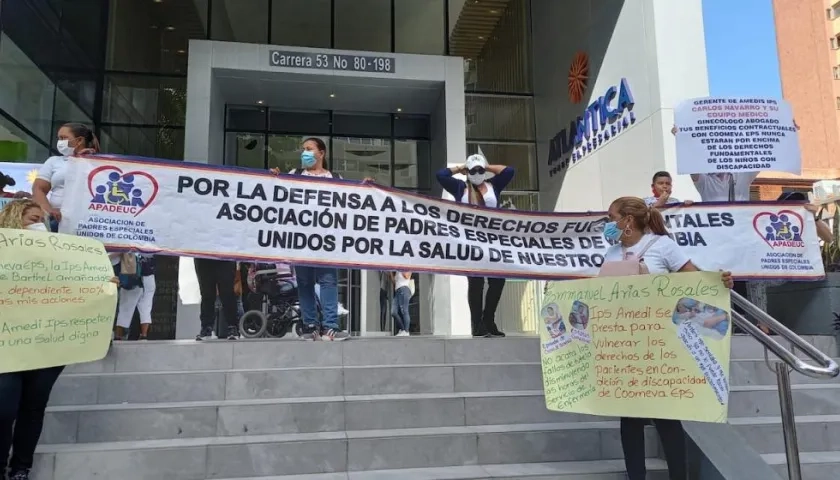 Protesta de familiares de pacientes con discapacidad reclamando la atención de Coomeva.