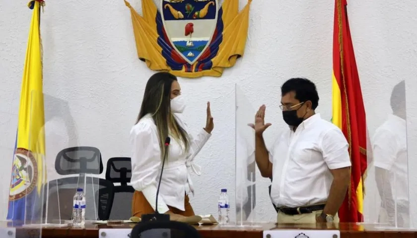 Heidy Barrera toma posesión al presidente de la Comisión Primera Richard Fernández.