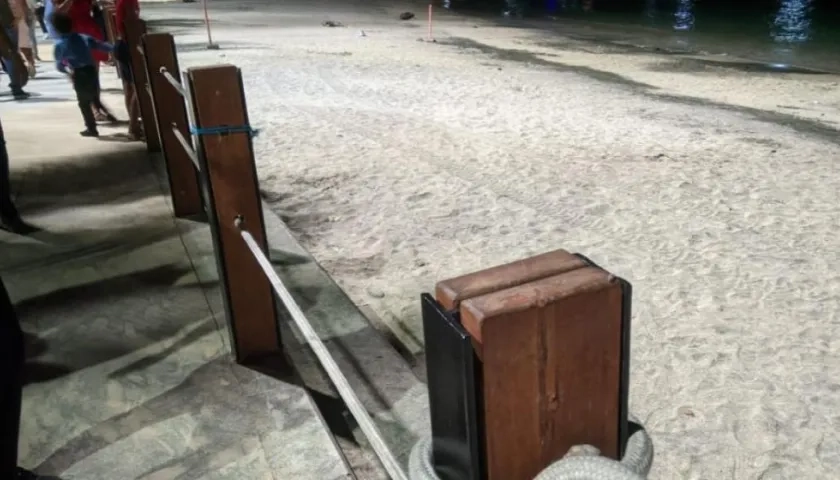 Una cuerda ya fue desprendida por el mal uso. 