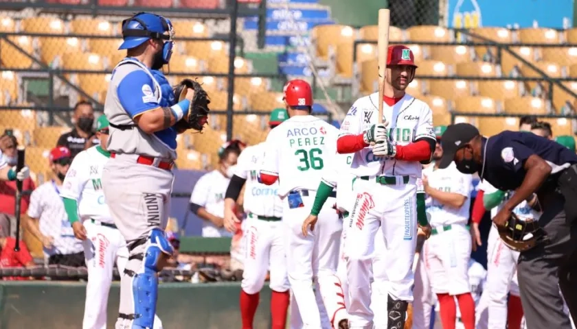 Sandy León observa a los bateadores mexicanos. 
