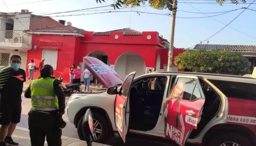 Operativo de la Policía frente al comando de la candidata.