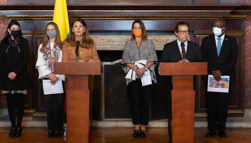 En rueda de prensa, la Vicepresidente y Canciller junto con el ministro de Agricultura, Rodolfo Zea; la Directora del ICBF, Lina Arbeláez, entre otros funcionarios.