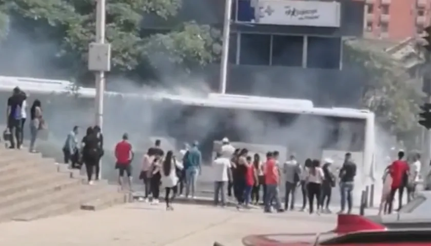 Bus de Transmetro botando humo.