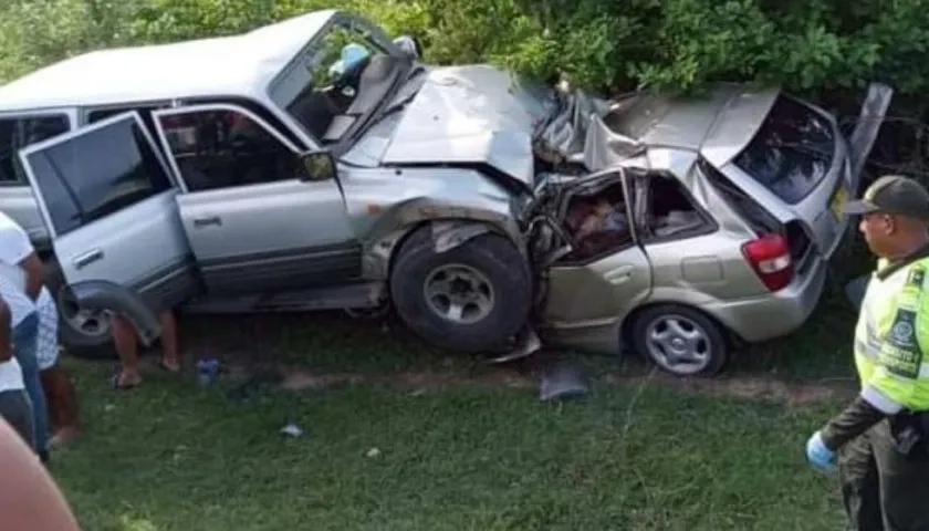 Impresionante colisión de los dos vehículos.