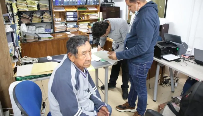 El adulto mayor mientras los funcionarios adelantan los trámites. 