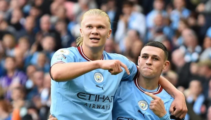 Erling Haaland  celebra uno de sus goles. 