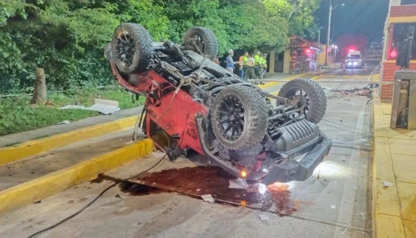 Vehículo que chocó contra caseta en el peaje Los Papiros